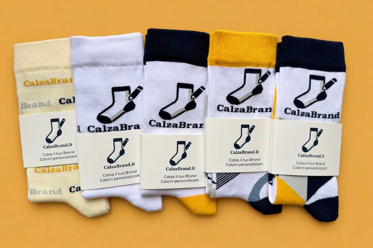 Calzini personalizzati CalzaBrand con logo tessuto e fascetta packaging brandizzata